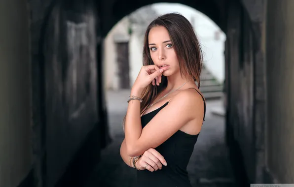 Картинка взгляд, украшения, поза, модель, портрет, макияж, платье, прическа