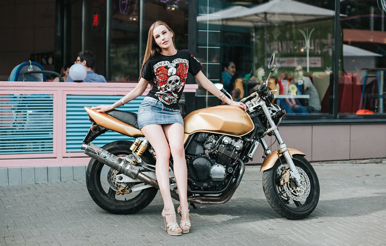 Фото обои секси, поза, улица, модель, юбка, портрет, макияж, майка